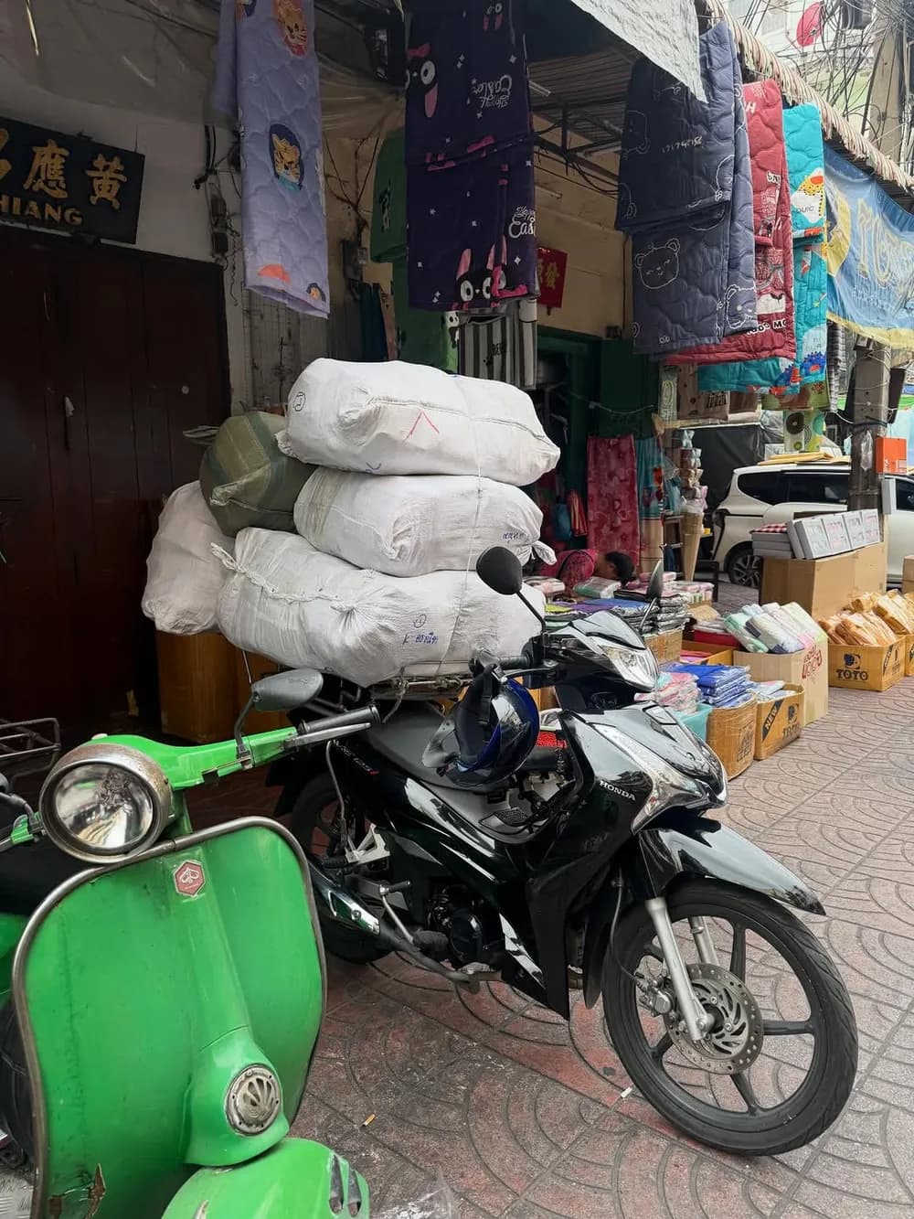 荷物を満載したバンコクのバイク
