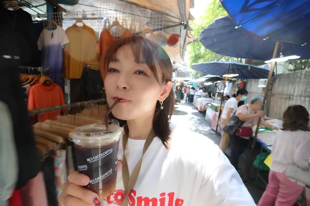 市場でアイスコーヒーを楽しむ