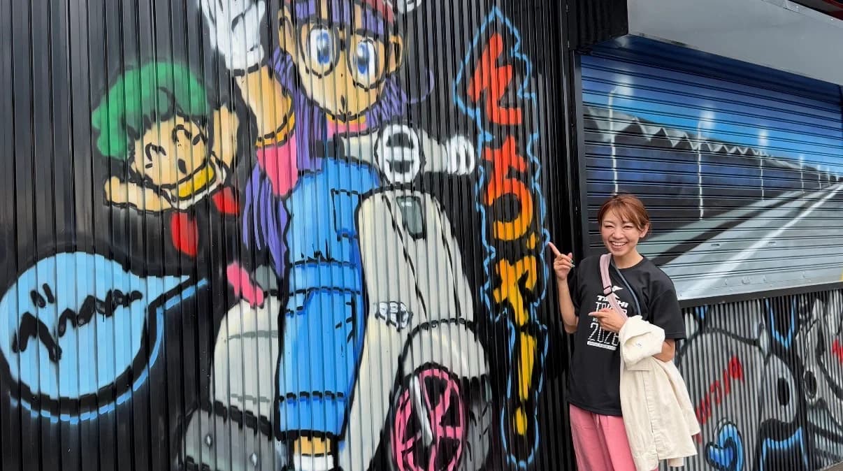 タイ・バンコクのバイク壁画の前で