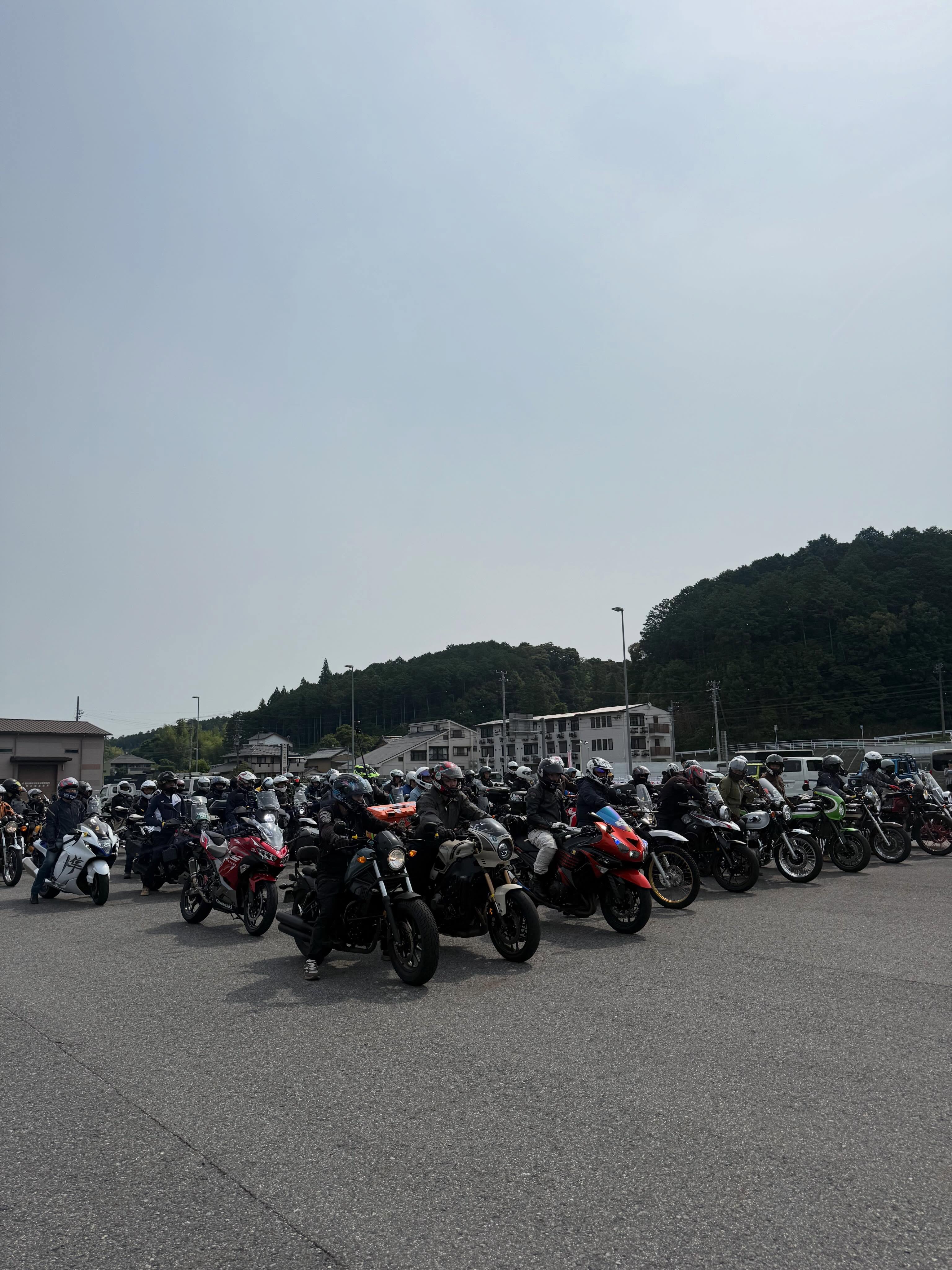 スタート地点に集まったライダーたち / Riders gathered at the start point