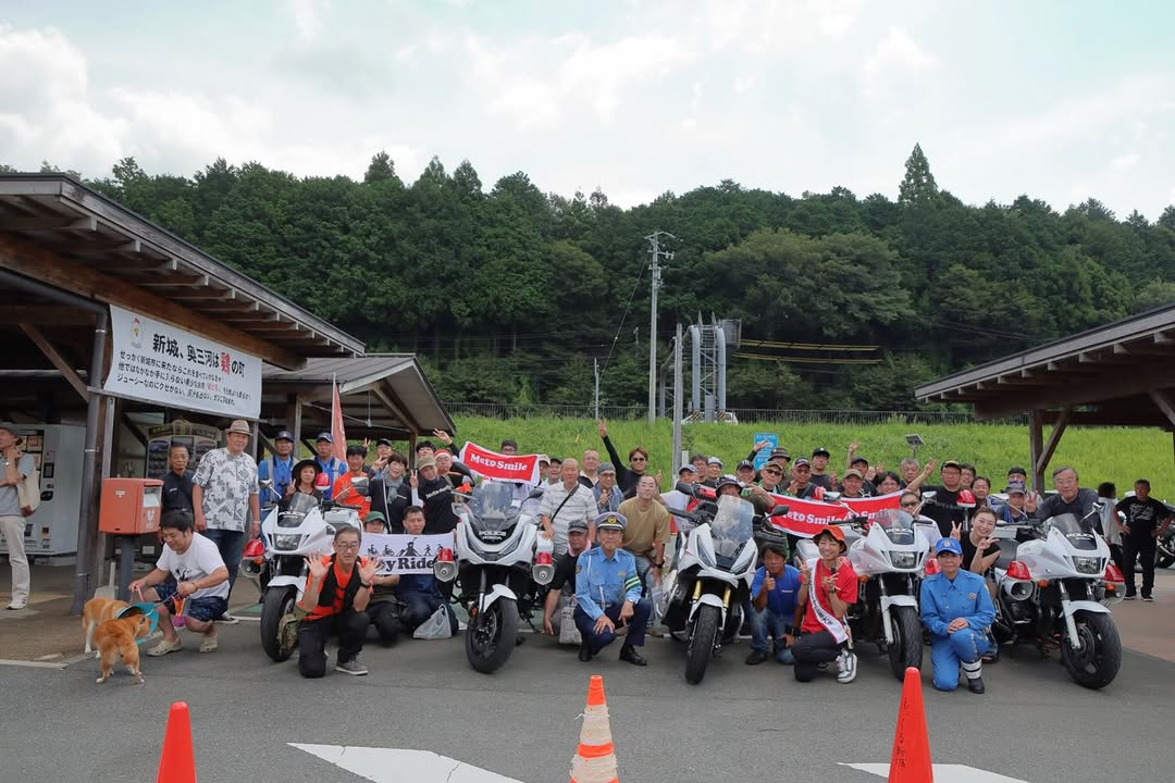 道の駅での交通安全イベントに集まったライダーと警察・地域の皆さま / Riders, police, and local partners gathered for a road-safety event at a roadside station