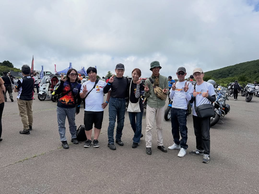 ツーリング仲間との集合写真 / A group photo with touring friends