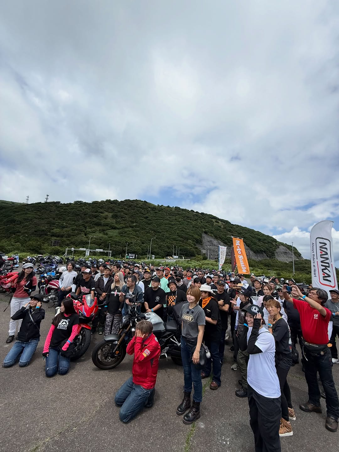 多くのライダーでにぎわう単車倶楽部ミーティング会場 / The Tansha Club Meeting venue, crowded with riders